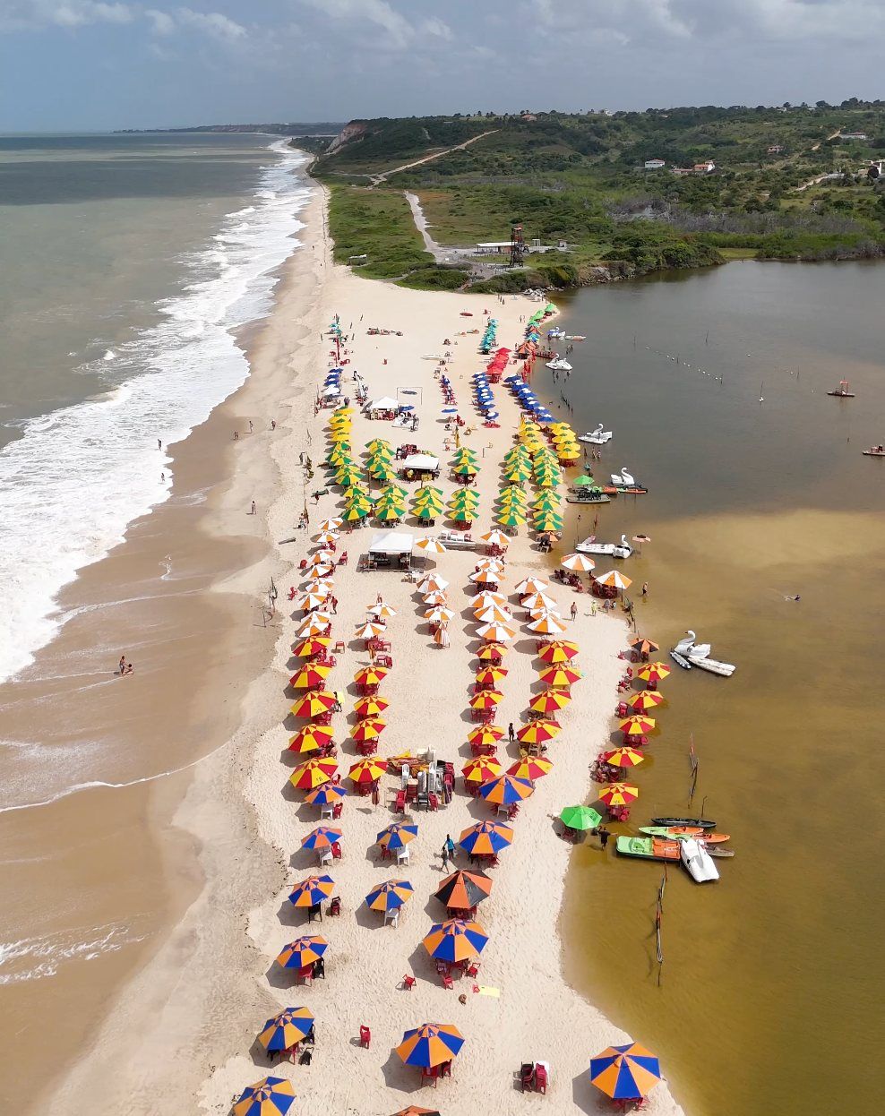Praia Bela vista do alto, encontro do rio com o mar